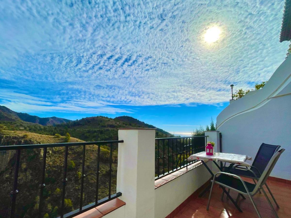 Apartamentos Axarquia , Frigiliana, Terraza Privada Con Vistas A La Montana Rio Y Al Mar Экстерьер фото