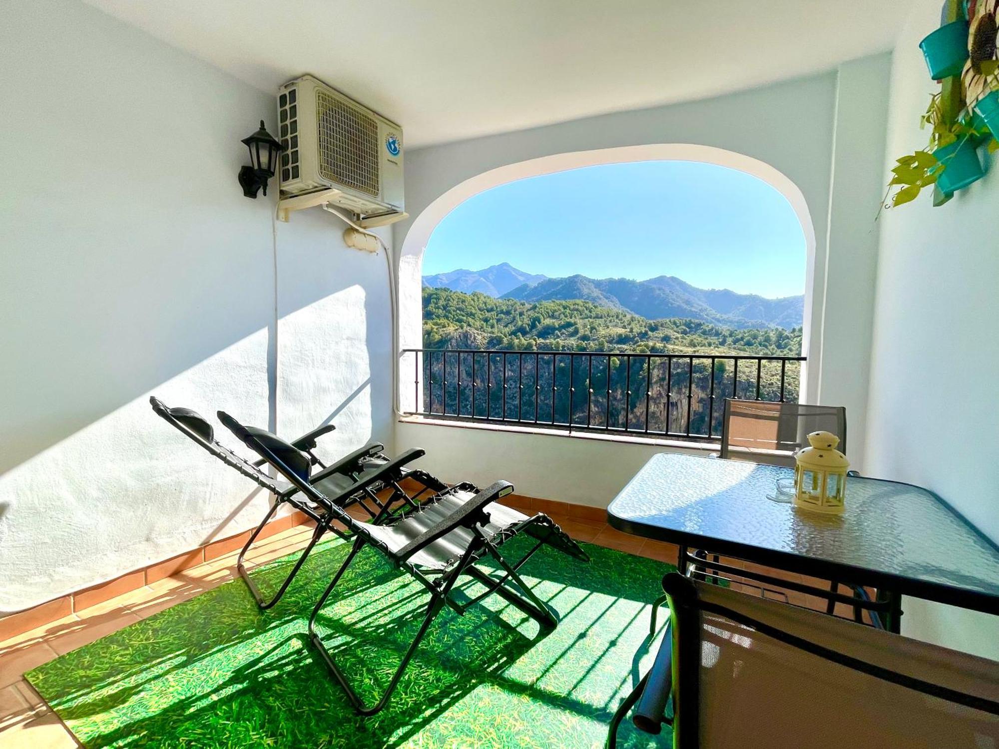 Apartamentos Axarquia , Frigiliana, Terraza Privada Con Vistas A La Montana Rio Y Al Mar Экстерьер фото