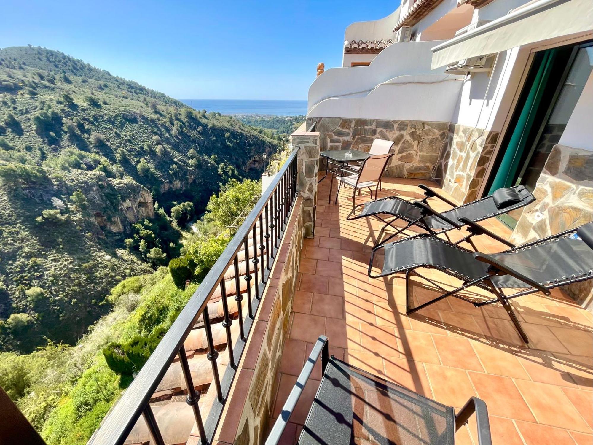 Apartamentos Axarquia , Frigiliana, Terraza Privada Con Vistas A La Montana Rio Y Al Mar Экстерьер фото