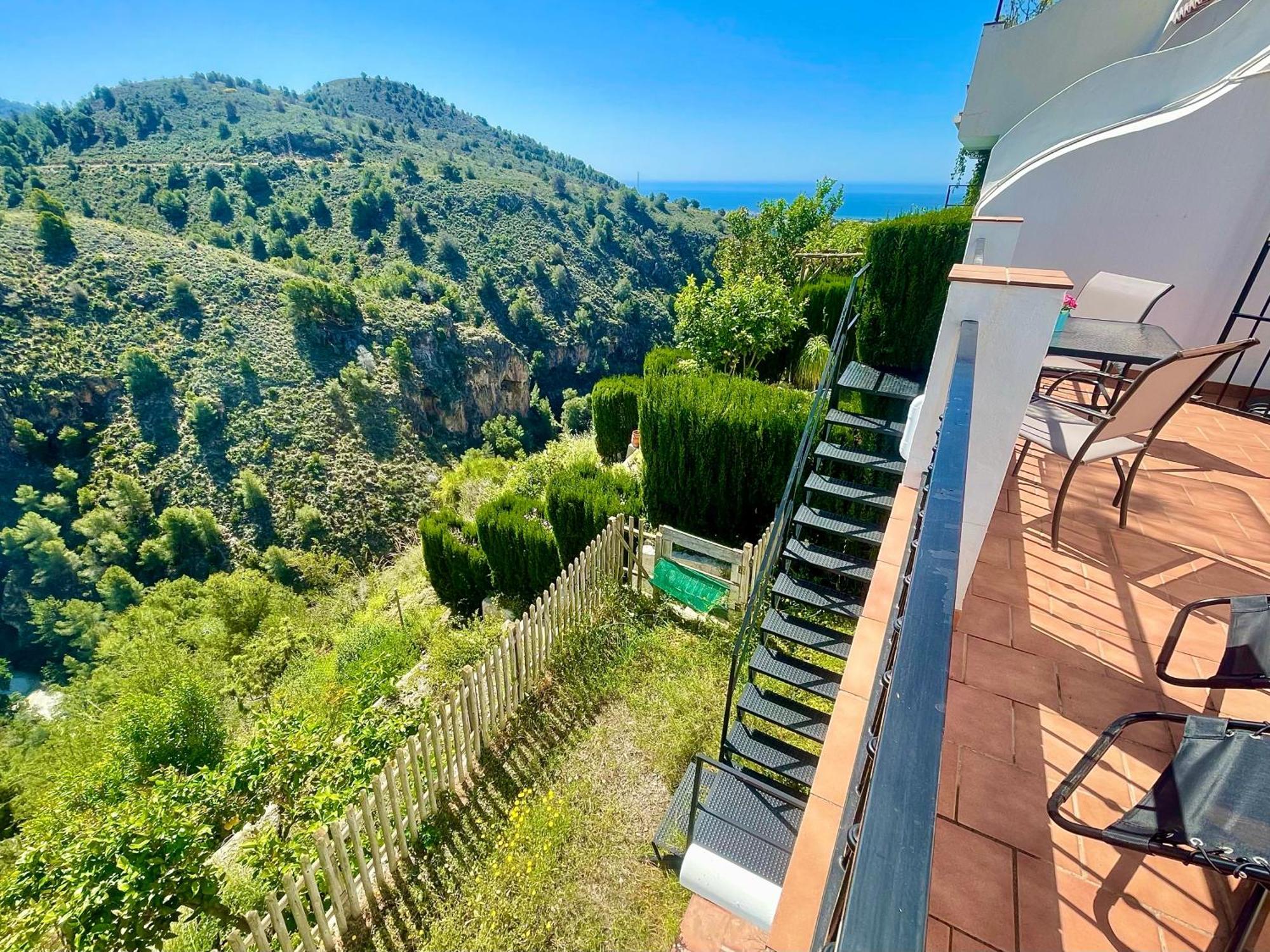 Apartamentos Axarquia , Frigiliana, Terraza Privada Con Vistas A La Montana Rio Y Al Mar Экстерьер фото